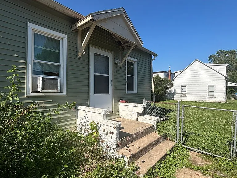 511 W 2nd St — Photo 9
