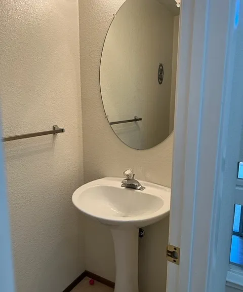 417 Powell Dr — Photo 2
