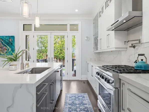 130 Edgecroft Rd, Toronto, ON M8Z 2C3