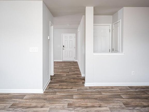 5th image of 125 Saddlehorse Ln