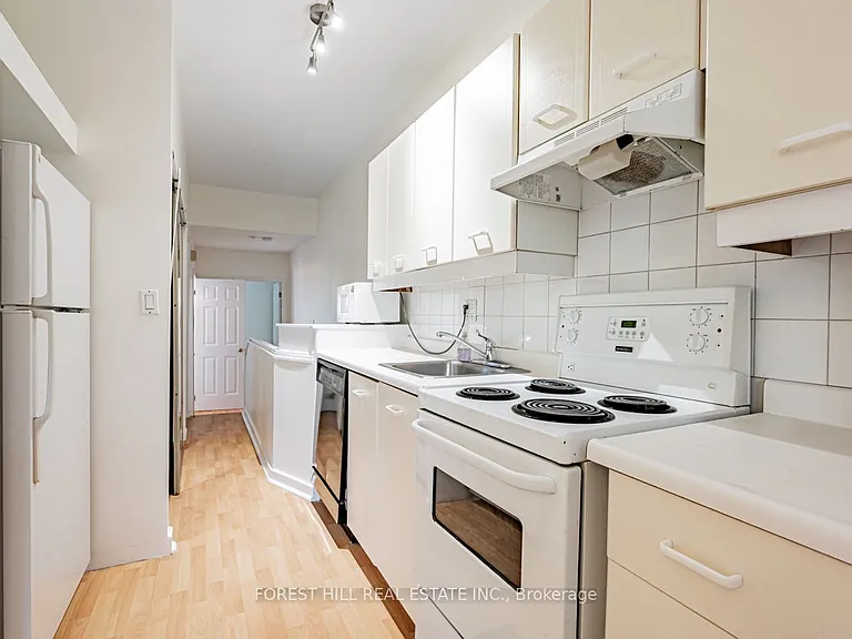 70 Macpherson Ave #UPPER — Photo 11