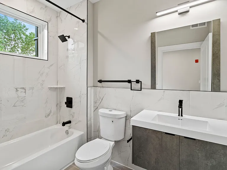 2635 W Jefferson St #201 — Photo 4
