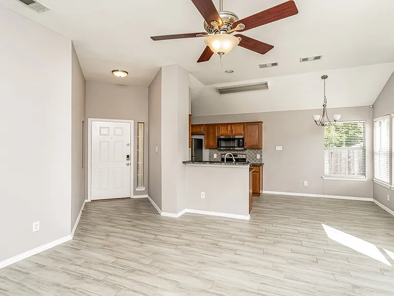 2504 Castle Ridge Dr — Photo 6