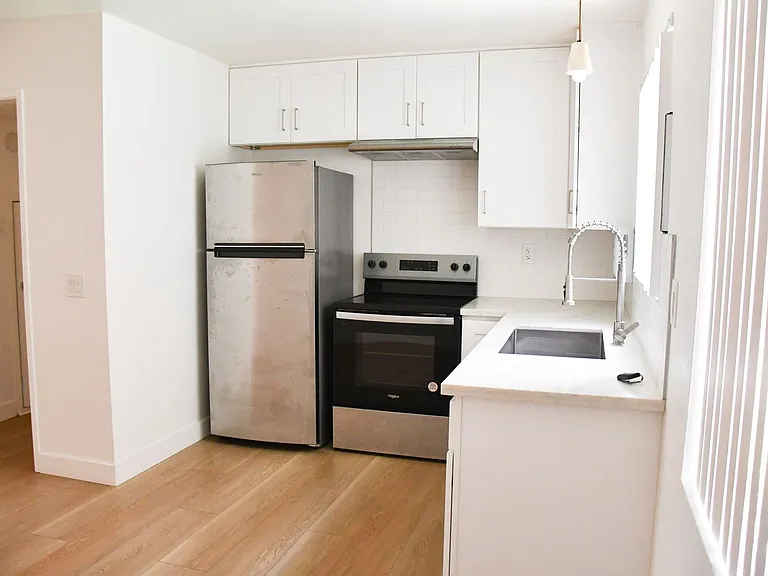994 Valencia St — Photo 13
