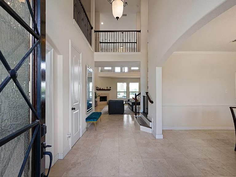 4627 Miramar Dr — Photo 2