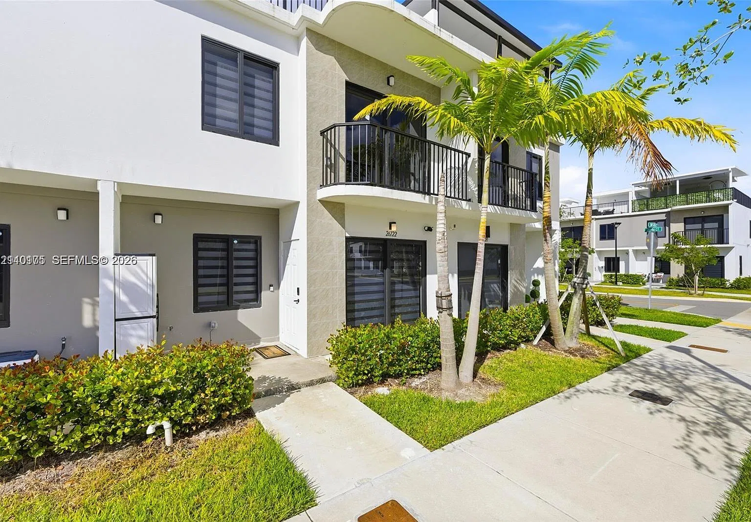 4 bed, 3.5 bath, 1398 sqft, $2,950 — Photo 1