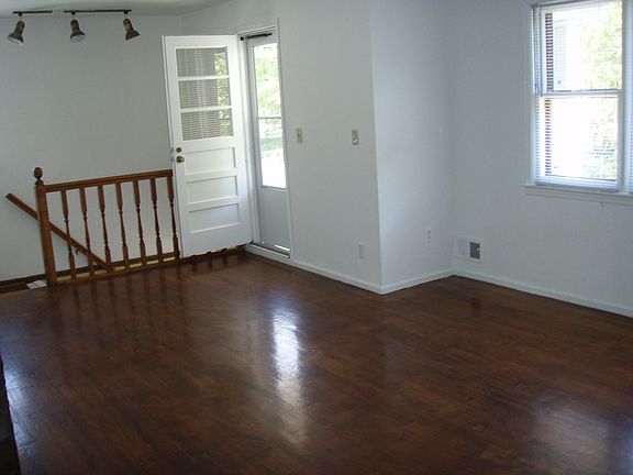 2nd floor l/r entrance to terrace