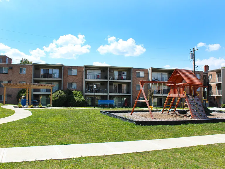 Crown Pointe Apartments — Photo 19