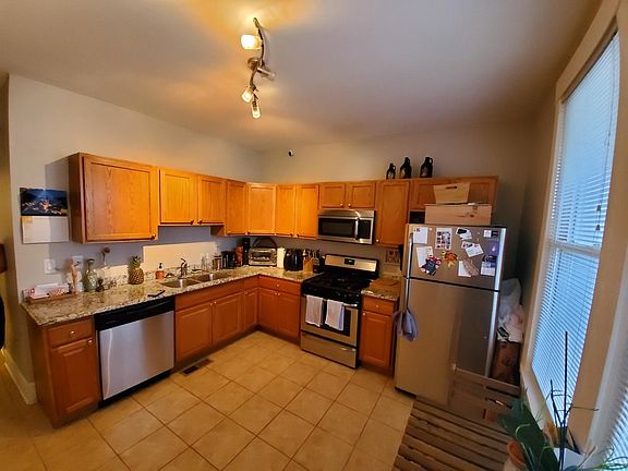 3rd image of 2111 W Belle Plaine Ave #1