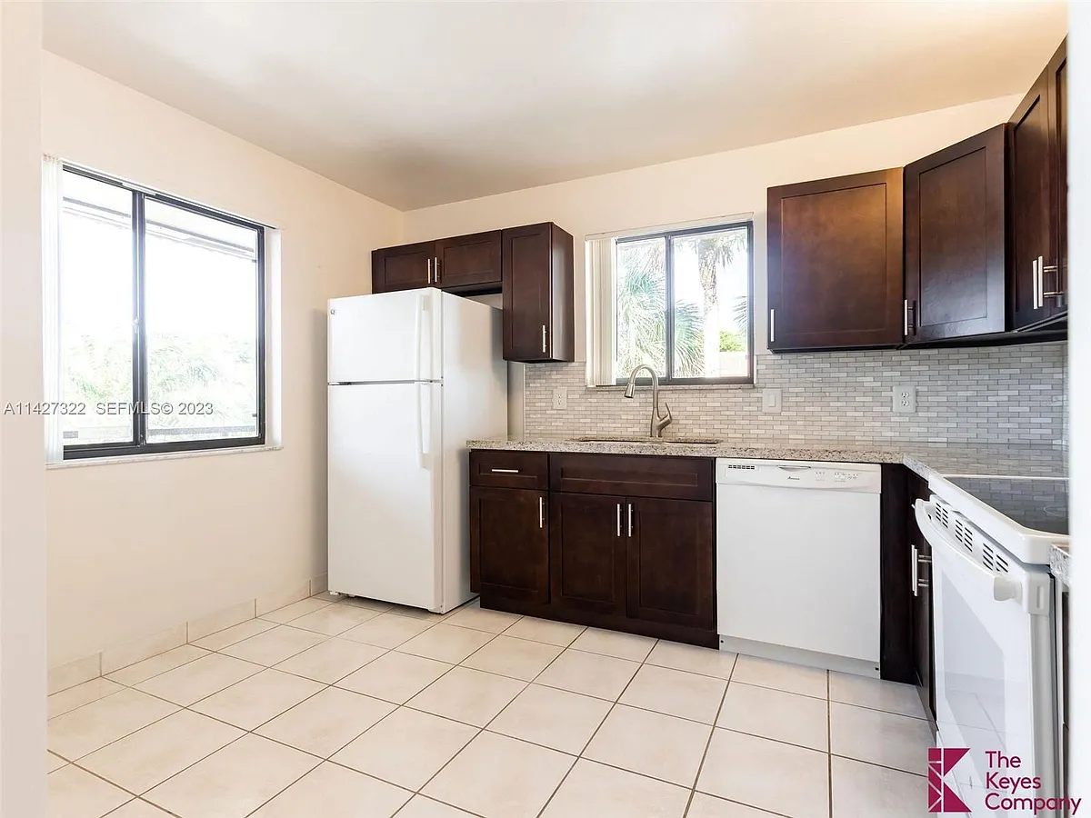 Building Photo - 357 Lakeview Dr #201