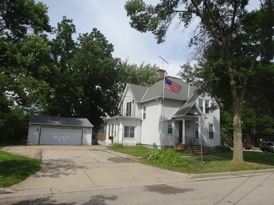 48.5 Sherman Pl
