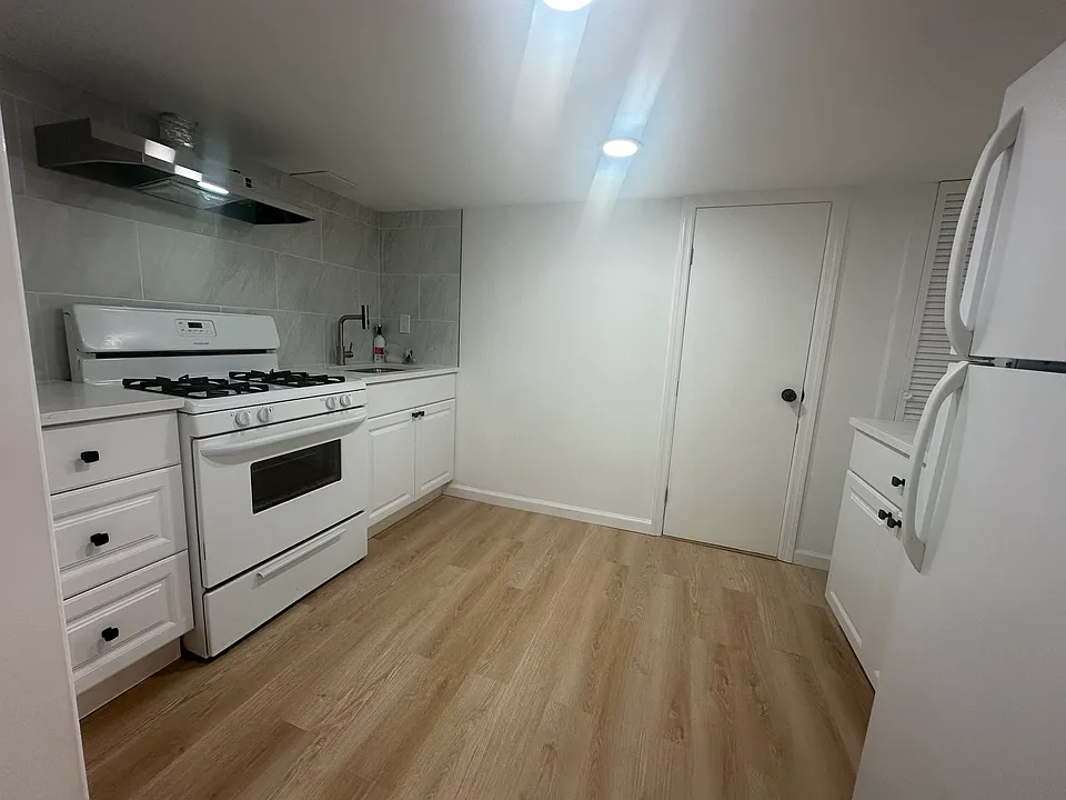 1225 Oakland Ave #BASEMENT