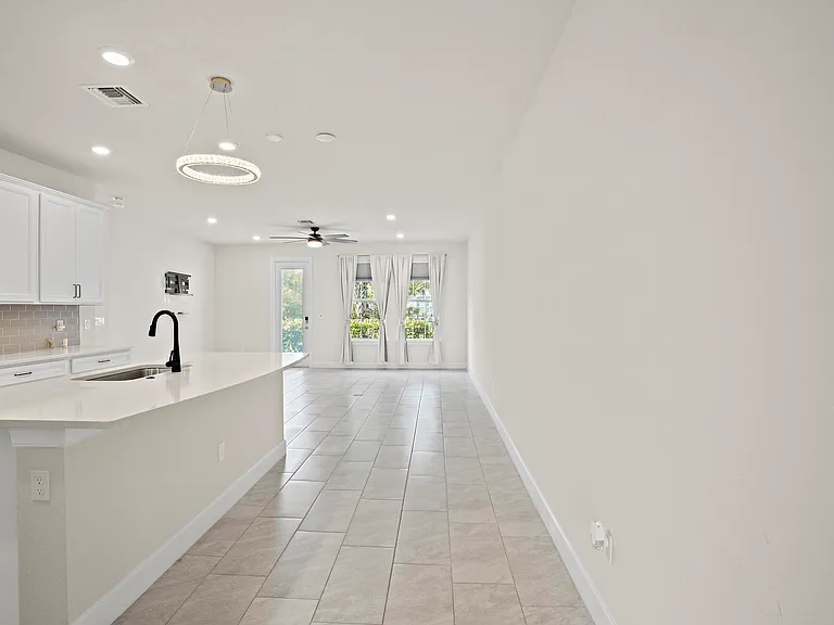 1866 SE Tarni Way — Photo 10