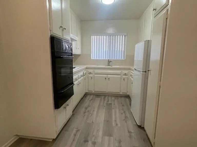 2043 N Beachwood Dr #10 — Photo 6