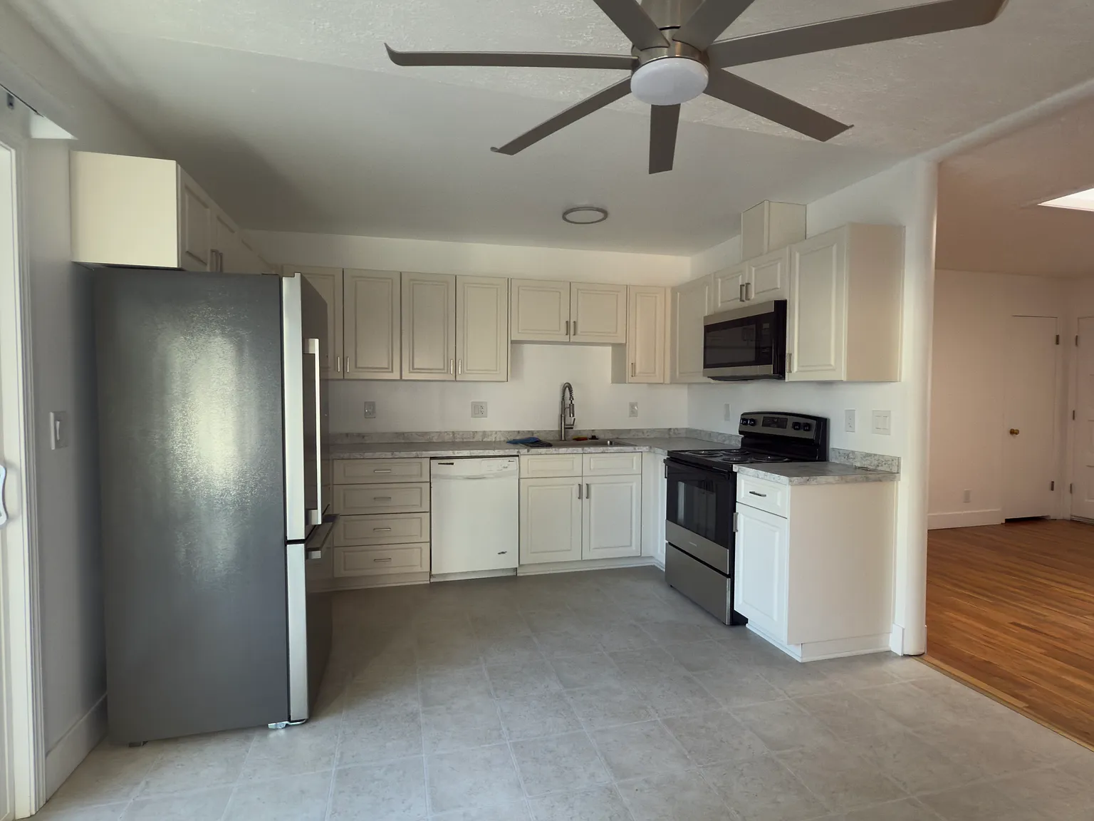 3 bed, 988 sqft, $2,200 — Photo 4