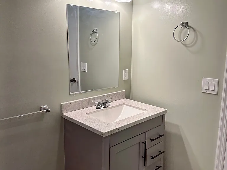1 of 2 spacious Bathrooms