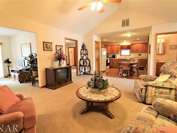 5th image of 47 Somerset Dr Unit A