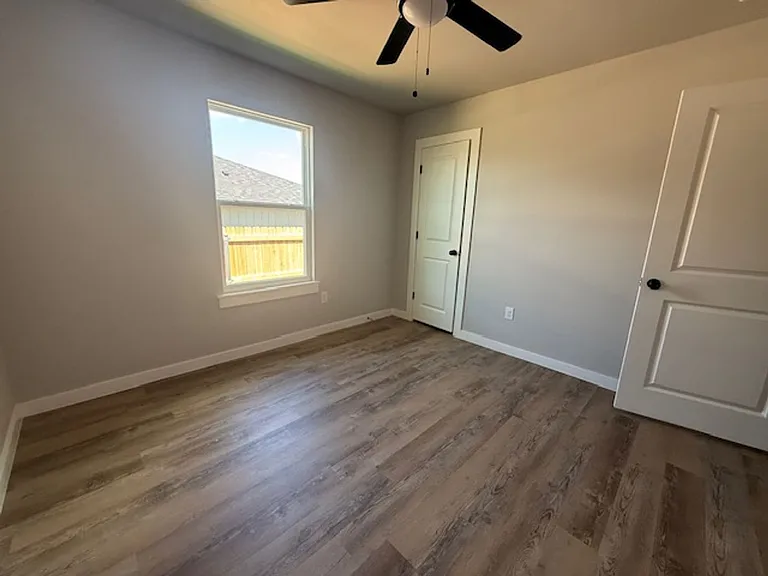 970 Minda St — Photo 11