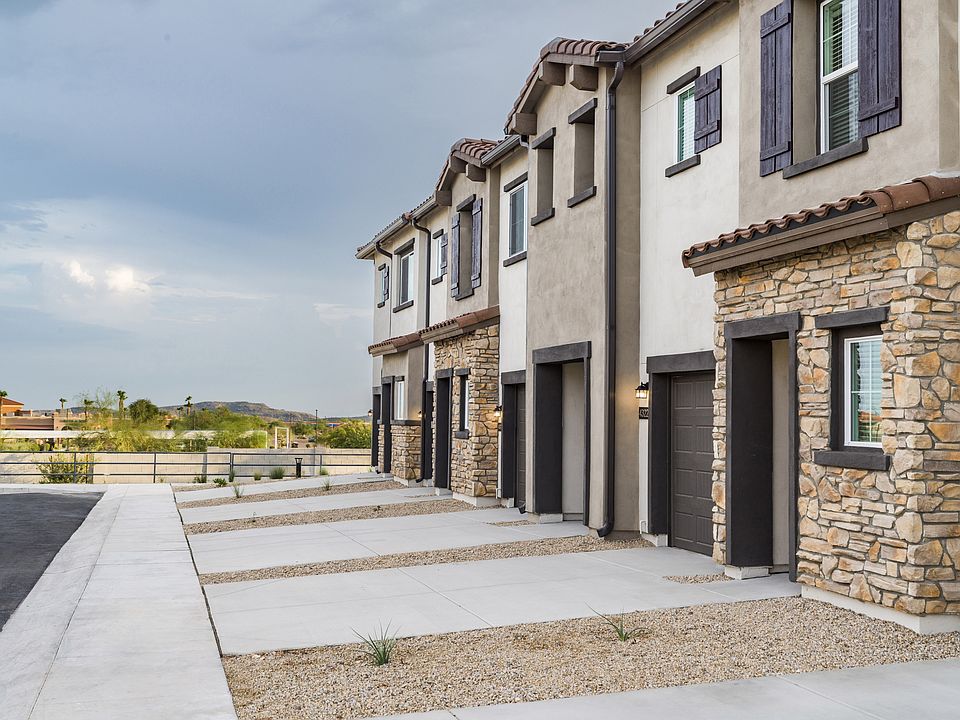 Aster Ridge townhomes: the perfect blend of contemporary architecture and Arizona charm.