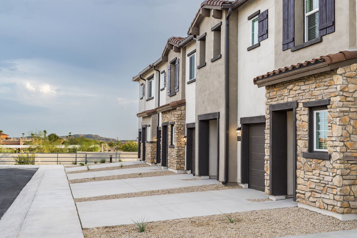 Aster Ridge townhomes: the perfect blend of contemporary architecture and Arizona charm.