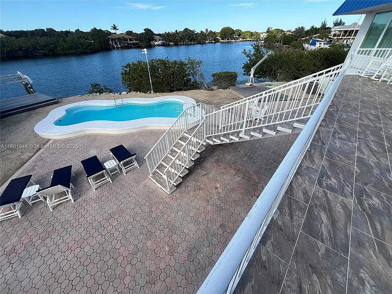 7760 Aviation Blvd — Photo 3