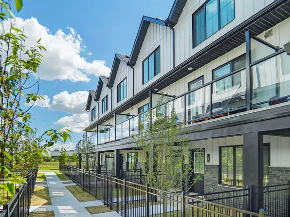 29 Airport Rd NW #11, Edmonton, AB T5G 0W7