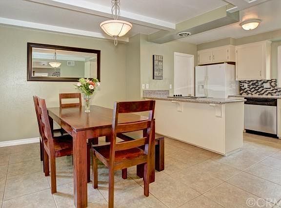kitchen/dining room area
