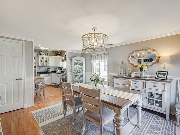 3rd image of 38 Roslyn Street