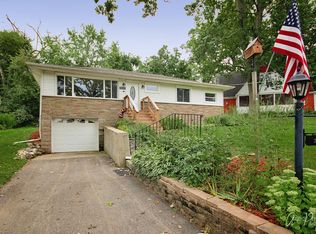 3216 E Lake Shore Dr, Wonder Lake, IL 60097