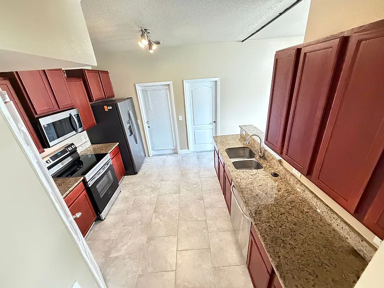 2411 Grasmere View Pkwy N — Photo 19