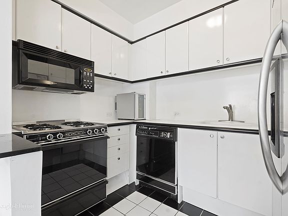 4th image of 150-156 W 56th St APT 3611