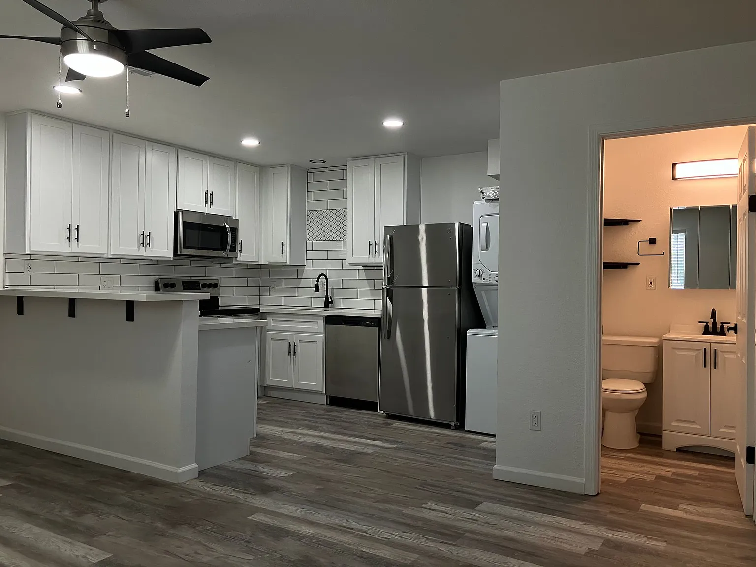 Beautifully Remodeled 2 bedroom, 1 Bath! Full Size washer and dryer!! — Photo 1