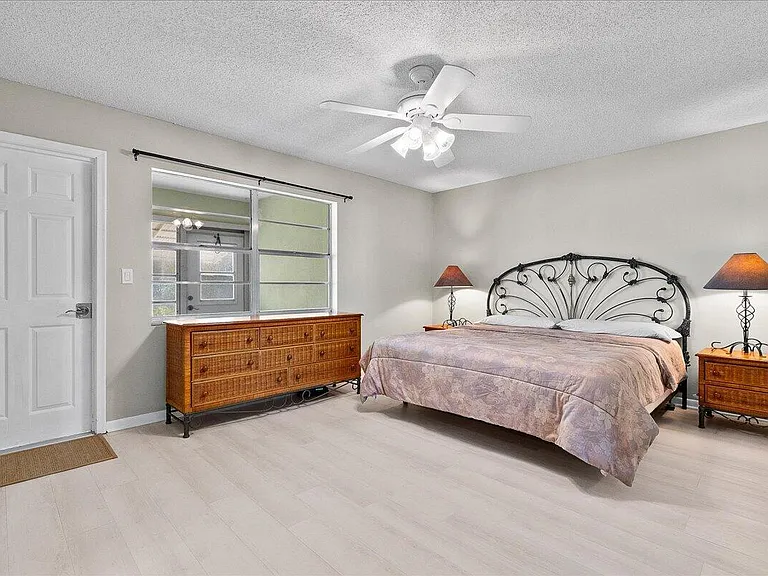 220 Country Ln #B — Photo 12