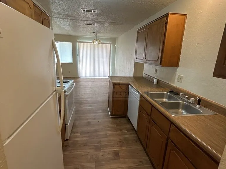 2108 Carousel Dr — Photo 8