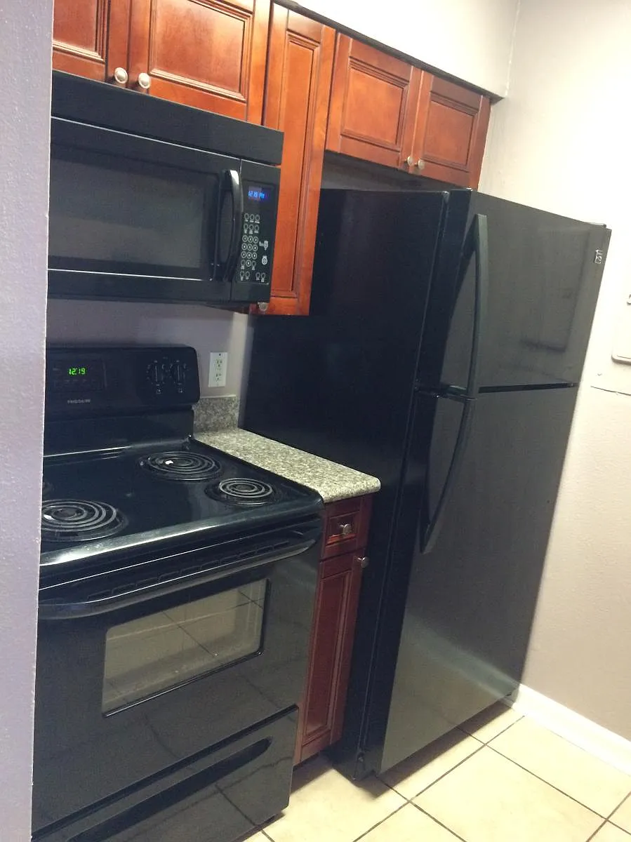 Kitchen - 4101 Hessmer Ave #209