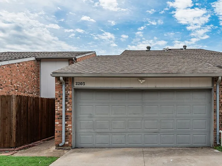 2203 Salem Dr — Photo 3