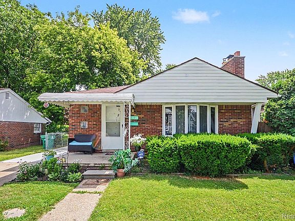 2nd image of 23116 Beechwood Ave
