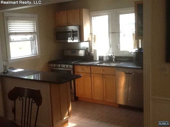 3rd image of 38 Westervelt Pl