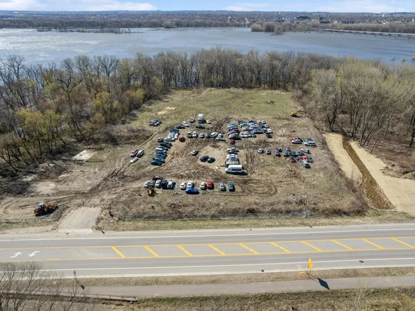 285 Flying Cloud Dr, Chaska, MN 55318