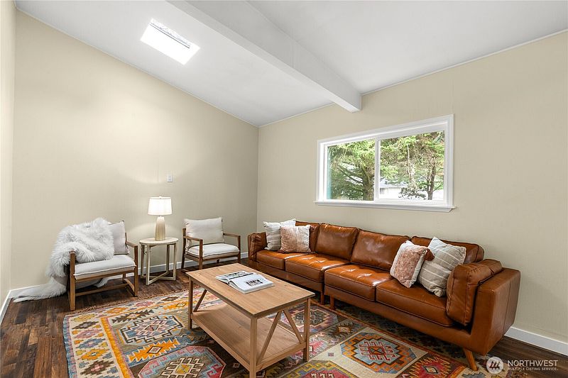 4th image of 328 Ensign Avenue NW