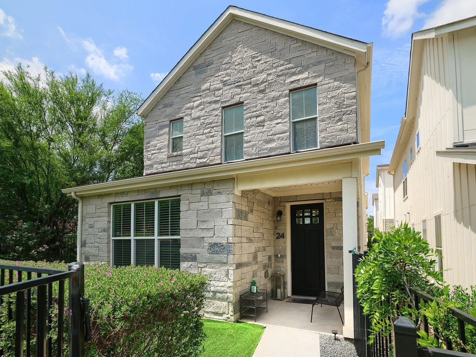 3 bed, 2.5 bath, 1639 sqft, $3,300 — Photo 2