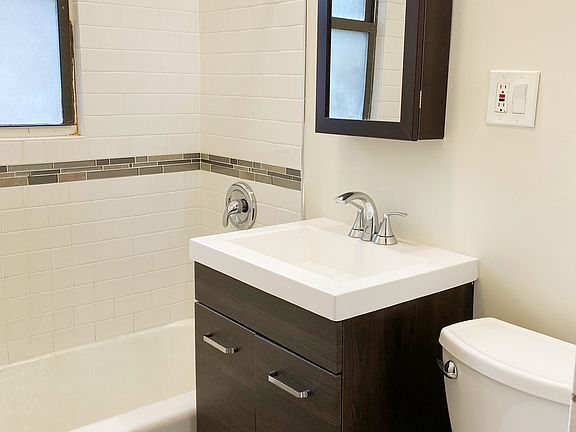 2nd image of 724-32 W Roscoe St #28-2W