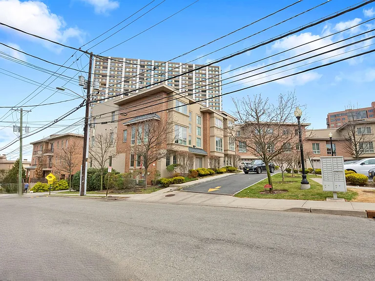 200 Laird Ave #101 — Photo 27
