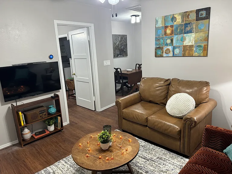 410 N Peters Ave — Photo 6