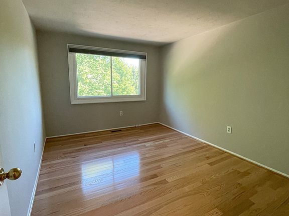 5th image of 26 Carolina Ct