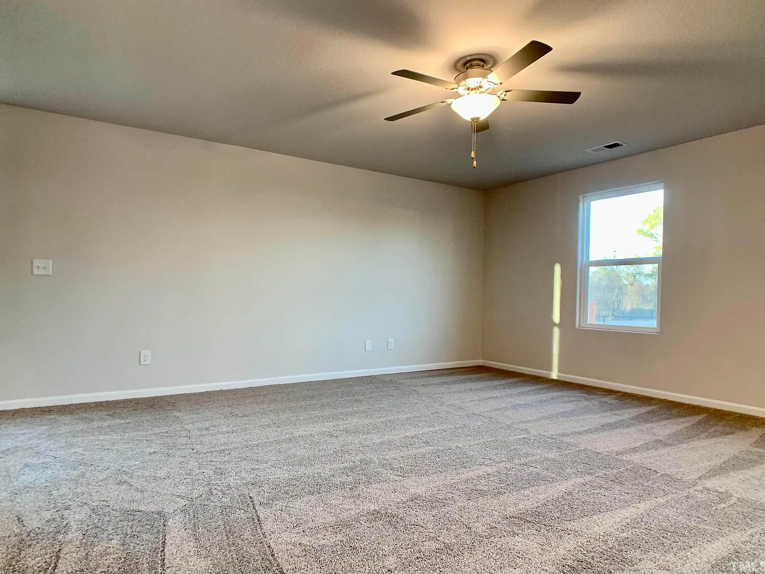 3 bed, 2.5 bath, 1910 sqft, $1,895 — Photo 2