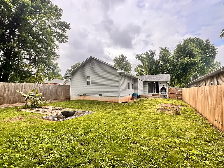 204 E Robberson St — Photo 22