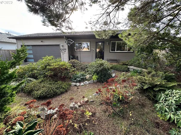 835 9th St SW, Bandon, OR 97411