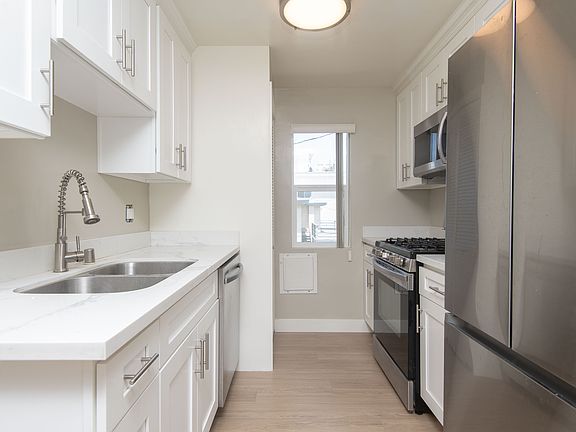 4th image of 3646 Mentone Ave #9