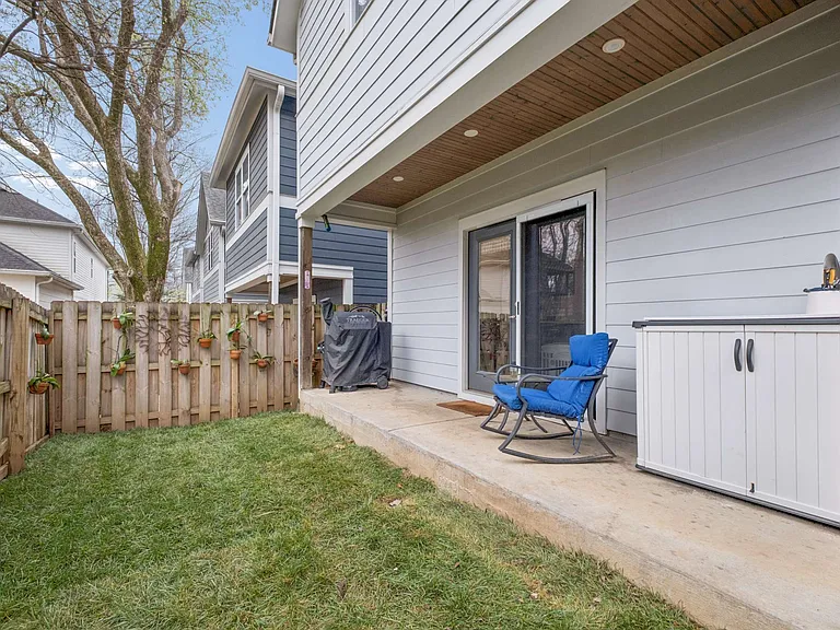 1125 Chester Ave #11 — Photo 28